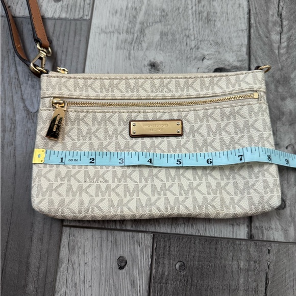 Michael Kors Wristlet White with Gold Hardware Purse Bag - Picture 2 of 7